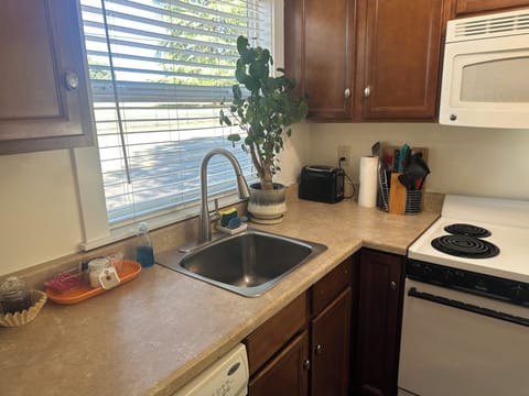 Comfort Cottage, 1 Bedroom | Private kitchen | Microwave, coffee/tea maker, electric kettle, toaster