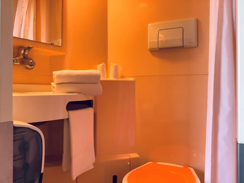 Eco-friendly toiletries, towels