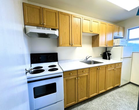 Queen Kitchenette Room: 2 Queen Beds | Private kitchenette | Fridge, microwave, coffee/tea maker