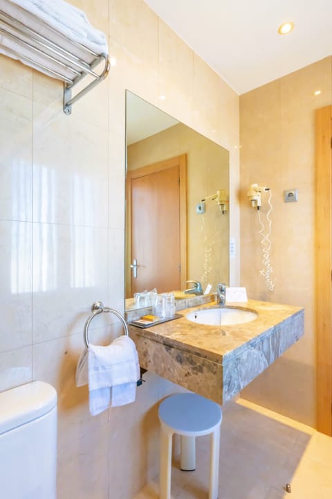 Standard Triple Room (3) | Bathroom | Hair dryer, towels