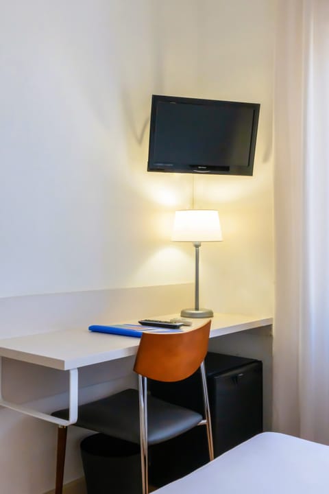 Basic Single Room | Desk, blackout drapes, soundproofing, free WiFi