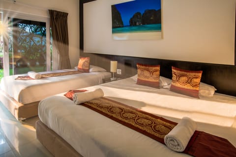 Superior Triple Room | Minibar, in-room safe, blackout drapes, soundproofing