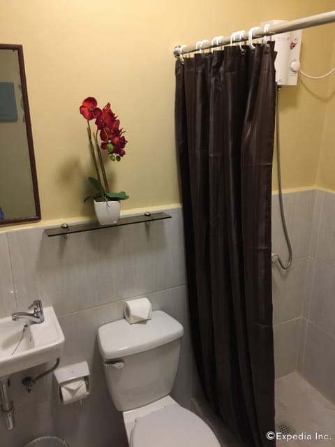Garden View Room | Bathroom | Shower, free toiletries, towels