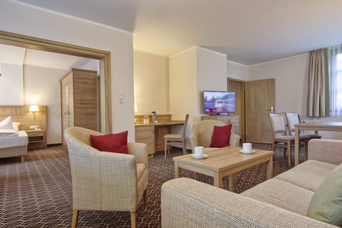Comfort Suite | Living area | Flat-screen TV