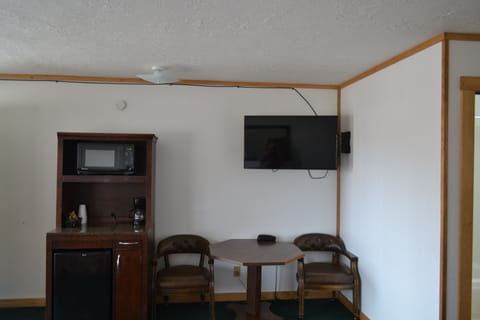 Standard Room, 2 Queen Beds, Non Smoking | Living area | Smart TV