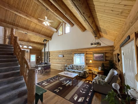 Family Cabin | Iron/ironing board, free WiFi, bed sheets