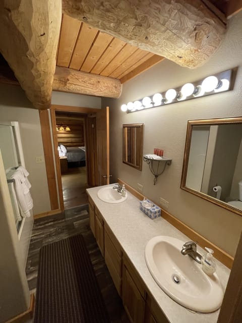 Family Cabin | Bathroom | Combined shower/tub, towels