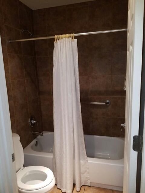 Combined shower/tub, free toiletries, towels