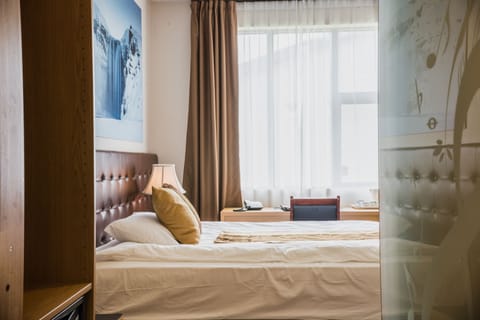 Single Room, 1 Queen Bed, Sea View | Minibar, in-room safe, desk, soundproofing