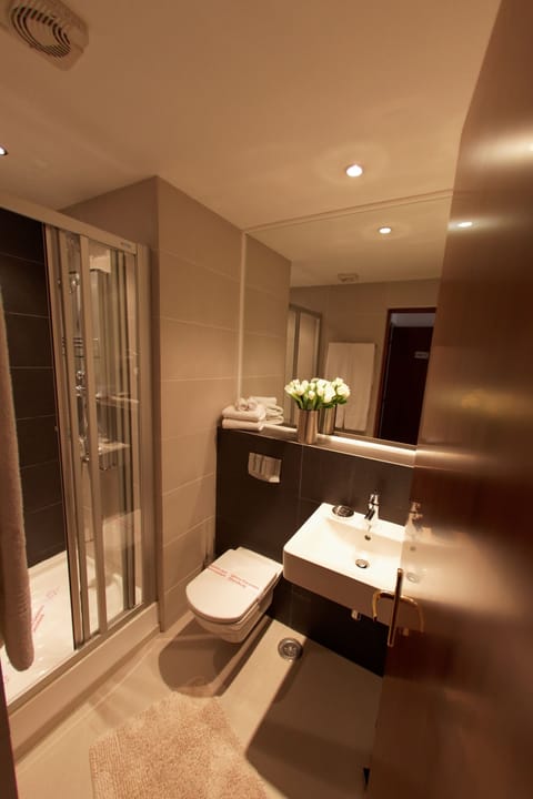 Executive Room (with IPad Tablet) | Bathroom | Shower, hydromassage showerhead, free toiletries, hair dryer