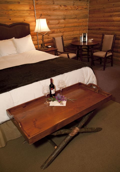 Deluxe Cabin, 1 Queen Bed, Mountainside | Premium bedding, blackout drapes, rollaway beds, free WiFi
