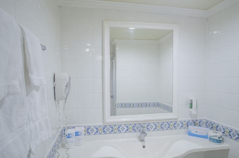 Combined shower/tub, hair dryer, towels