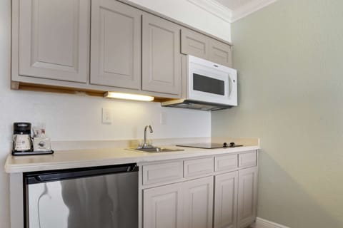 Standard Room, 2 Queen Beds, Non Smoking, Kitchenette | Private kitchenette | Fridge, microwave, coffee/tea maker