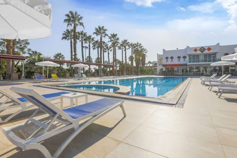 Seasonal outdoor pool, pool umbrellas, sun loungers