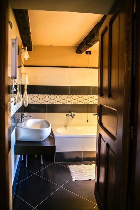 Suite | Bathroom | Shower, hair dryer, bidet, towels