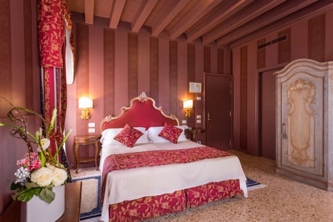 Superior Double or Twin Room, Canal View | Hypo-allergenic bedding, in-room safe, soundproofing, free WiFi