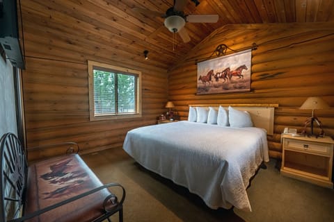 Luxury Cabin, 1 King Bed (No Pets) | Desk, laptop workspace, iron/ironing board, bed sheets