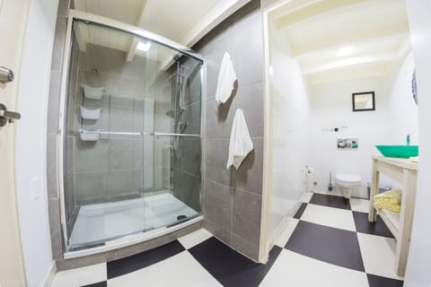 White Apartment, 1 Bedroom | Bathroom | Hair dryer, towels, soap, shampoo
