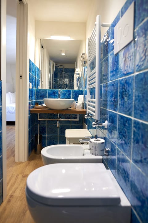 Classic Double Room, Sea View | Bathroom | Shower, free toiletries, hair dryer, towels