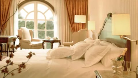 Grand Suite, 1 King Bed, Park View | Down comforters, in-room safe, individually decorated