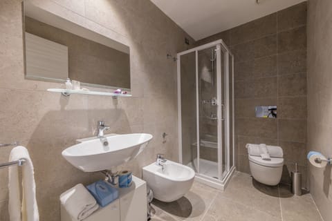 Basic Single Room | Bathroom | Shower, free toiletries, hair dryer, bidet