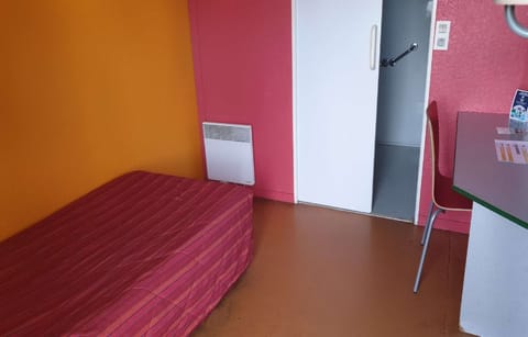 Standard Room, 1 Twin Bed | 1 bedroom, desk, blackout drapes, free rollaway beds