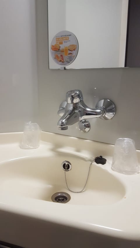 Shower, eco-friendly toiletries, towels