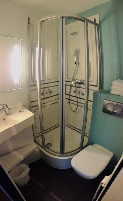 Shower, hydromassage showerhead, towels