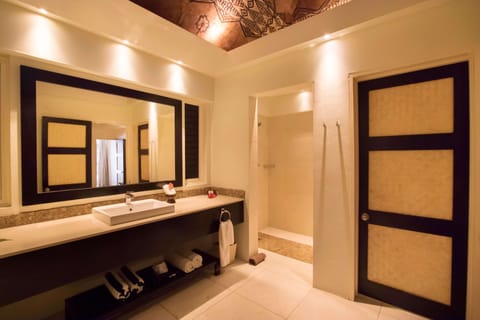 Grand Room (Bure) | Bathroom | Shower, free toiletries, hair dryer, bathrobes