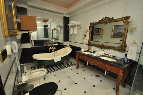 Luxury 2 Suite | Bathroom | Rainfall showerhead, free toiletries, hair dryer, bathrobes