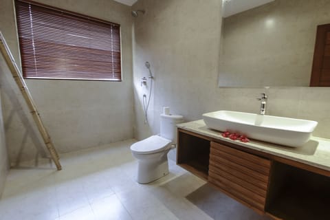 Family Suite Room | Bathroom | Shower, free toiletries, slippers, towels