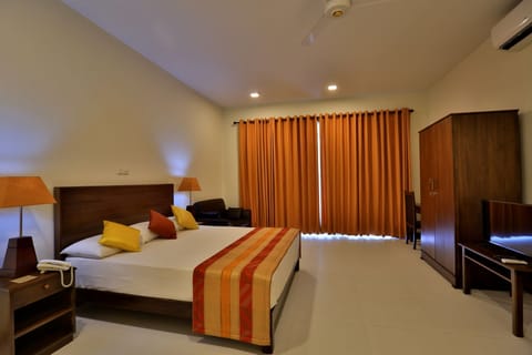 Deluxe Suite, 1 King Bed, Garden View | Minibar, in-room safe, desk, blackout drapes