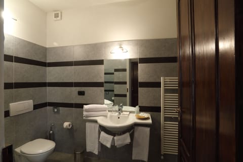 Apartment, 1 Bedroom (G) | Bathroom | Shower, free toiletries, hair dryer, bidet