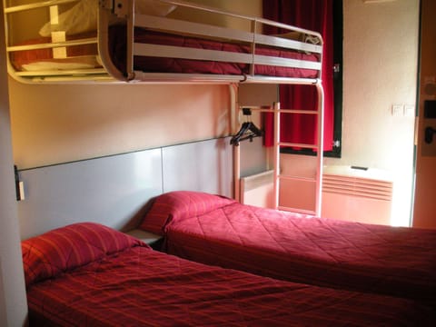 Standard Room, 3 Twin Beds | Desk, blackout drapes, free WiFi, bed sheets