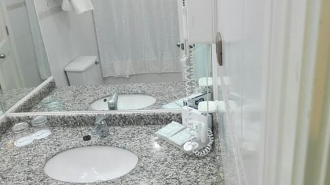 Combined shower/tub, hair dryer, towels