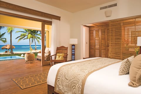 Junior Suite Deluxe Oceanfront King | Premium bedding, pillowtop beds, in-room safe, desk