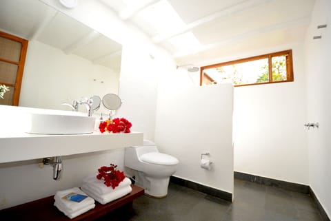 Comfort Suite (Chicala) | Bathroom | Shower, free toiletries, towels