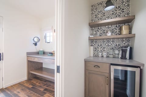 Courtyard King Studio | Mini-refrigerator