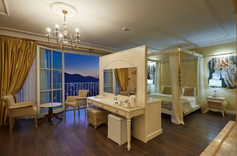 Deluxe Suite, Jetted Tub | Minibar, in-room safe, desk, soundproofing