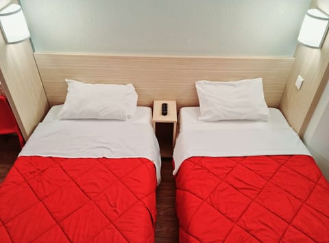 Standard Room, 2 Twin Beds | Desk, blackout drapes, free WiFi, bed sheets