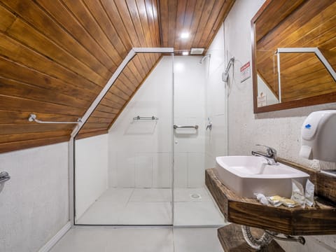 Standard Triple Room (Acesso somente por escadas) | Bathroom | Shower, free toiletries, hair dryer, towels