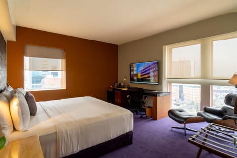 Camino Real Club King | Premium bedding, minibar, in-room safe, desk