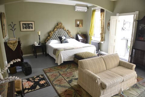 Room, 1 Queen Bed, Private Bathroom | Individually decorated, individually furnished, desk, iron/ironing board