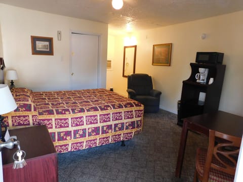 Standard Room, 1 Queen Bed, Non Smoking, Refrigerator & Microwave | Free WiFi, bed sheets