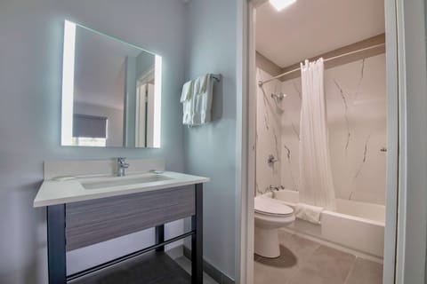 Deluxe Suite, 1 King Bed, Non Smoking, Refrigerator & Microwave | Bathroom | Combined shower/tub, free toiletries, towels
