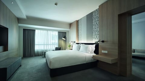 Executive Suite, 1 King Bed | Premium bedding, free minibar, in-room safe, desk