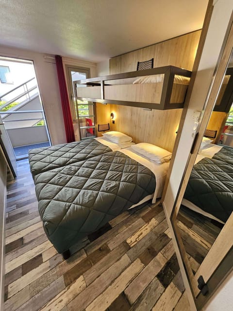 Standard Room, 3 Twin Beds | In-room safe, desk, soundproofing, free cribs/infant beds