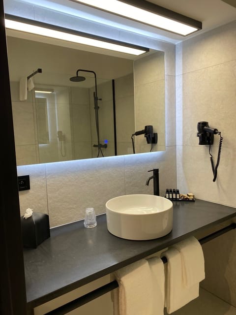 Twin Room | Bathroom | Combined shower/tub, hair dryer, towels, soap