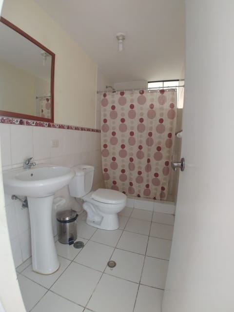 Classic Triple Room | Bathroom | Shower, free toiletries, hair dryer, towels