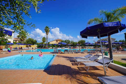 Outdoor pool, pool umbrellas, sun loungers